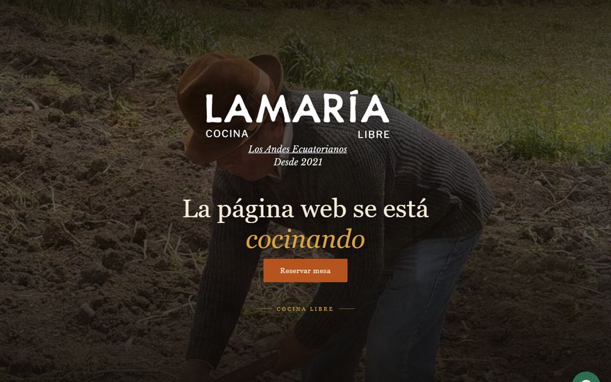 Portada del sitio de La María Cocina Libre: fotografía de un agricultor trabajando la tierra en los Andes con el logotipo del restaurante