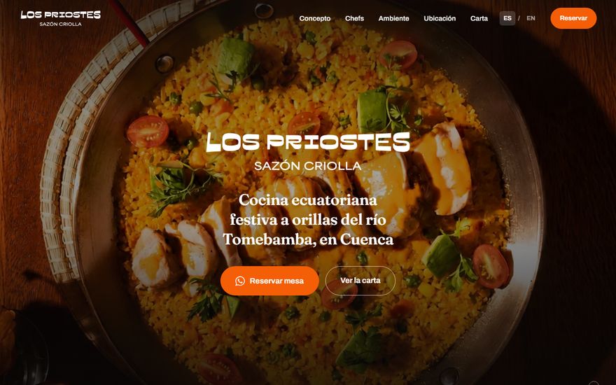 Portada del sitio de Los Priostes Sazón Criolla: fotografía cenital de un arroz criollo con el título del restaurante y los botones de reservar y ver la carta